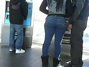 Girl with a big butt waits in a line Picture 1