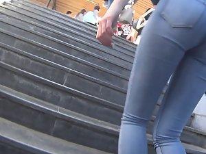 Young seductress in tight jeans Picture 2