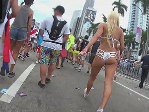 Sexy raver gets felt up as she walks Picture 2