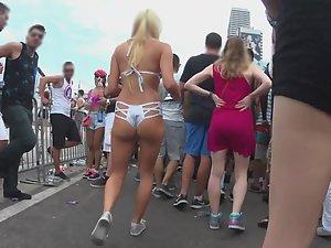 Sexy raver gets felt up as she walks Picture 6