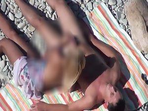 Relaxing beach blowjob gets spied upon Picture 8