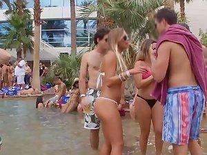 Slutty girls kiss during pool party Picture 6