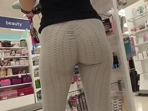 Yummy butt in whiteish leggings