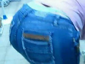 Whale tail peeks out of her trousers Picture 5