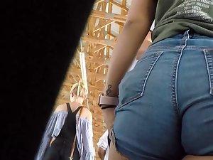 Candid camera ends up in her ass crack Picture 6
