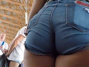 Candid camera ends up in her ass crack Picture 7