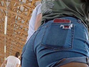 Candid camera ends up in her ass crack Picture 8
