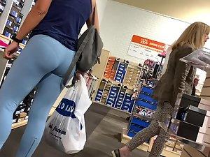 Blueish leggings reveal a thong pantyline Picture 1