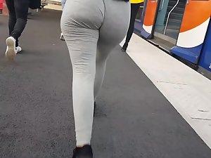 Big ass wobbling from left to right when she walks Picture 1