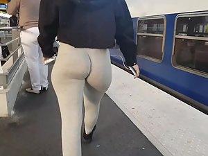 Big ass wobbling from left to right when she walks Picture 6