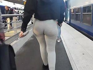 Big ass wobbling from left to right when she walks Picture 7