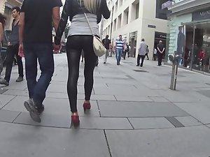 Sexy girlfriend in tight black leather pants Picture 4