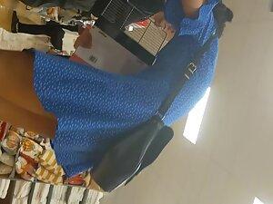 Downblouse look on cute asian lady Picture 2