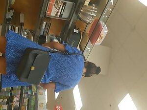 Downblouse look on cute asian lady Picture 3