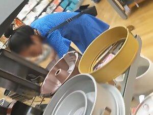 Downblouse look on cute asian lady Picture 5