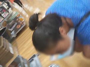 Downblouse look on cute asian lady Picture 6