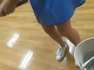 Downblouse look on cute asian lady Picture 7