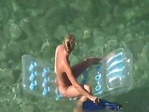 Flipper used as an oar in the water Picture 2