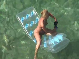 Flipper used as an oar in the water Picture 3