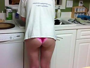 Wife washes the dishes in a sexy thong Picture 6