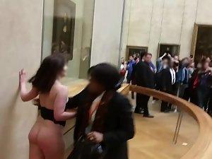 Public nudity in front of mona lisa Picture 2