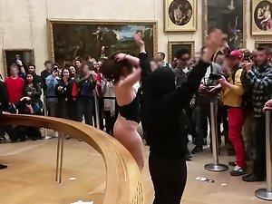 Public nudity in front of mona lisa Picture 5