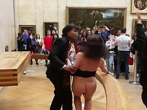 Public nudity in front of mona lisa Picture 6