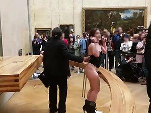 Public nudity in front of mona lisa Picture 7