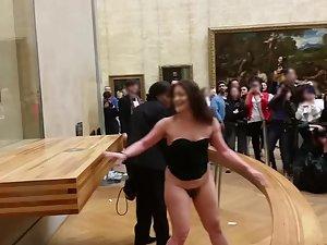 Public nudity in front of mona lisa Picture 8