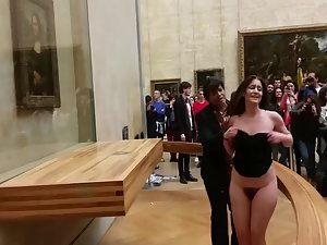 Public nudity in front of mona lisa