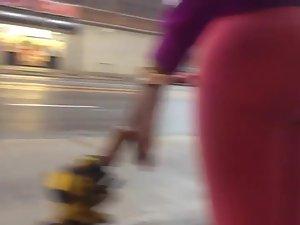 Big butt in red pants defies gravity Picture 7