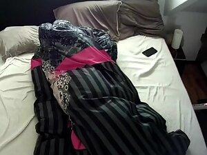 Spying her naked ass while she is texting in bed Picture 6