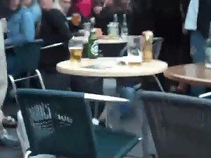 Silly woman pissing on a bar terrace Picture 4