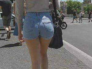 Confident girl's amazing perky ass Picture 1
