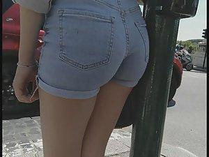 Confident girl's amazing perky ass Picture 3