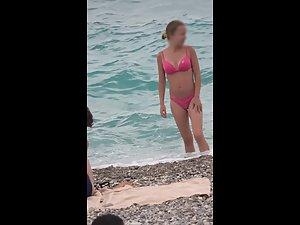 Voyeur checks tiny buttocks in a pink bikini from far away Picture 1