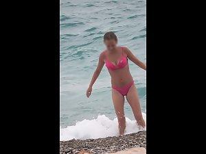 Voyeur checks tiny buttocks in a pink bikini from far away Picture 8