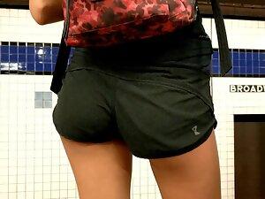 Hot sporty ass with a huge gap between thighs Picture 3