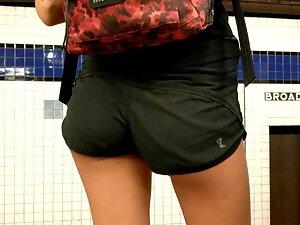 Hot sporty ass with a huge gap between thighs Picture 4