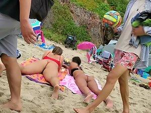 Two girl friends expose their asses while suntanning Picture 1