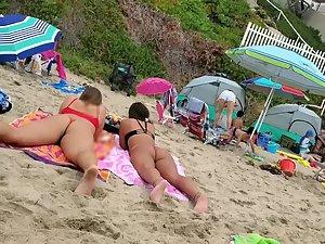 Two girl friends expose their asses while suntanning Picture 2