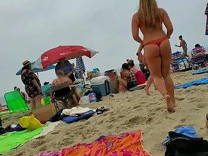 Two girl friends expose their asses while suntanning Picture 8