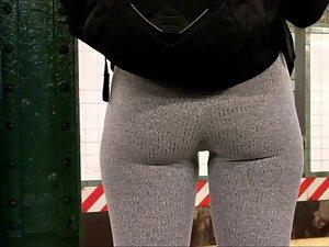 Superb tight ass in woven grey leggings Picture 1