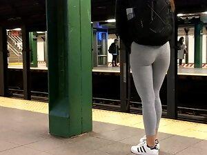 Superb tight ass in woven grey leggings Picture 3