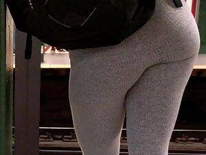 Superb tight ass in woven grey leggings Picture 6