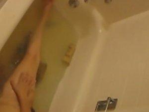 Spying a girl getting off in a bathtub Picture 4