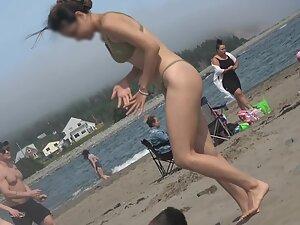 Thong bikini shows her round ass and yummy cameltoe Picture 3