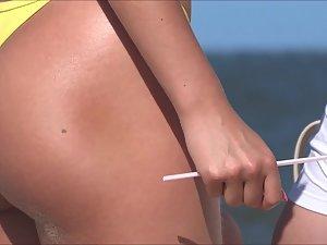 Perfect ass inspected with maximum zoom on beach Picture 5