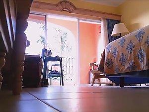 Naked babe opens door to delivery guy Picture 2
