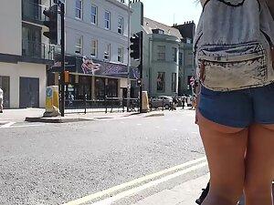 Perfect ass cheeks in skimpy shorts Picture 8